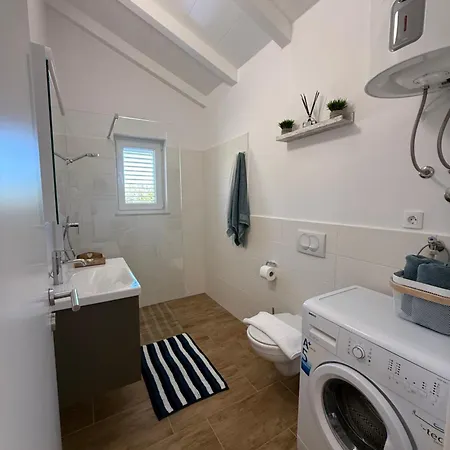 Lena, Nerezine, Mali Losinj نيغيزيني
