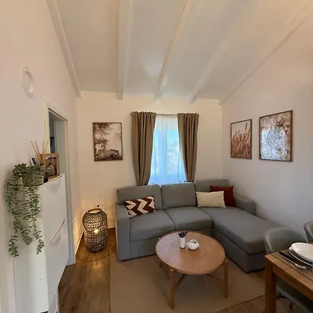 Lena, Nerezine, Mali Losinj نيغيزيني