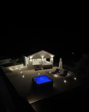 Lena, Nerezine, Mali Losinj نيغيزيني